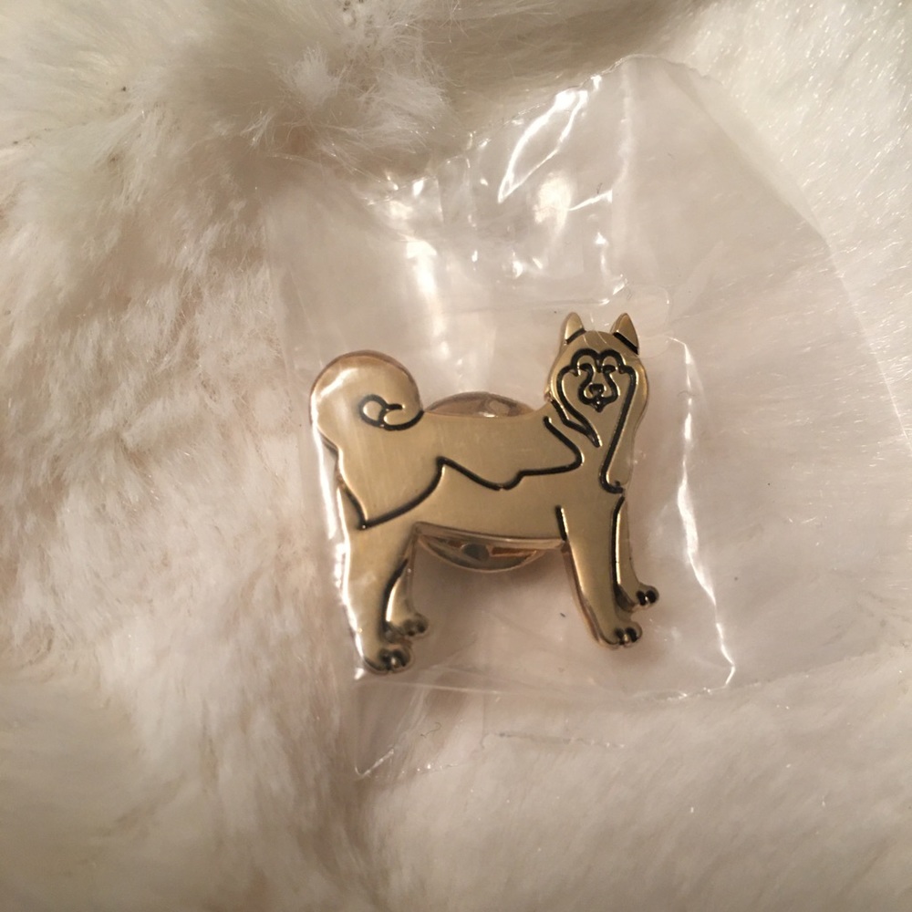 Burberry Husky pin